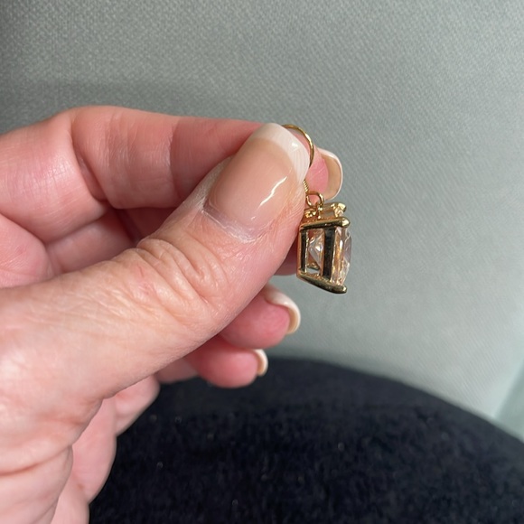 BNWOT LARGE SQUARE CUT CRYSTAL FRENCH HOOK EARRINGS SET IN A GOLD TONE METAL - Picture 4 of 7